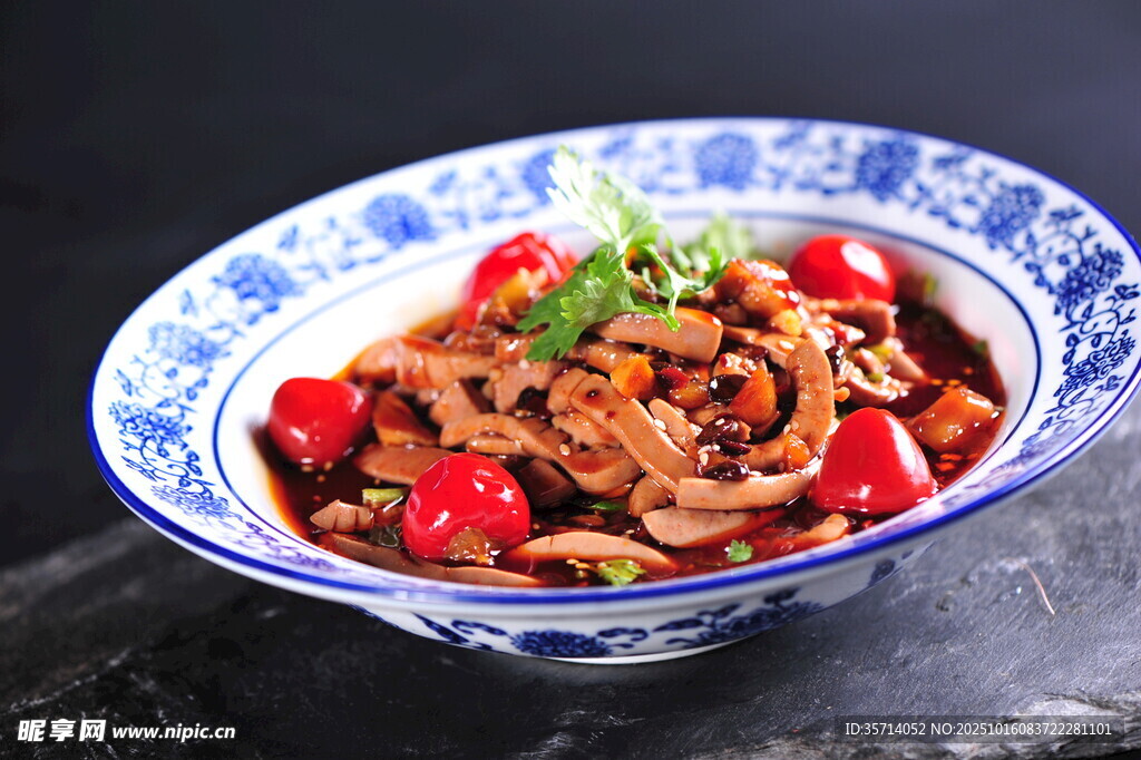 蓝白瓷碗装的美味炒肉丝