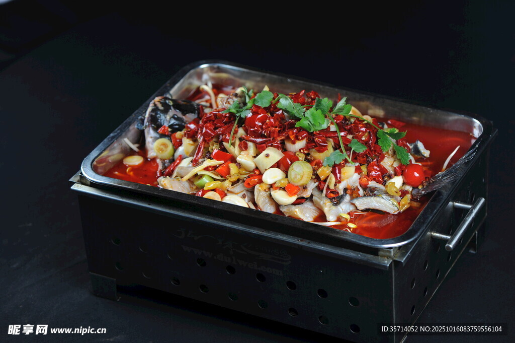 美味烤盘菜肴色彩缤纷
