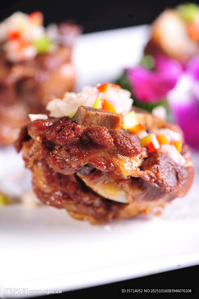 美味多层肉饼点缀多彩食材