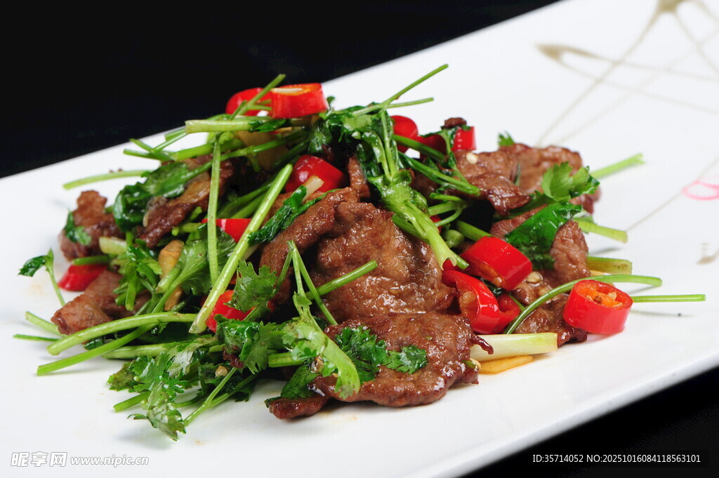 香嫩牛肉配翠绿时蔬