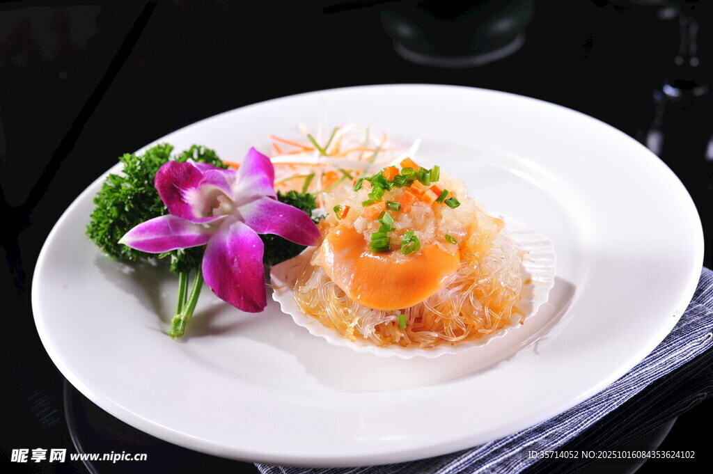 精致摆盘的美味三文鱼料理