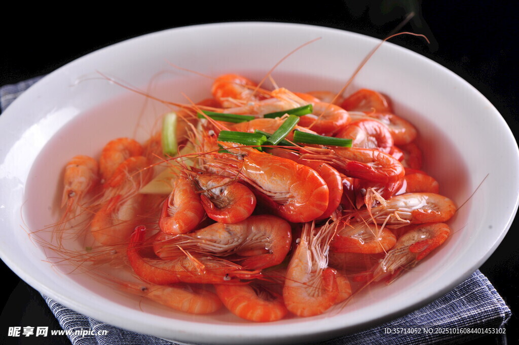 美味红虾摆盘色泽诱人