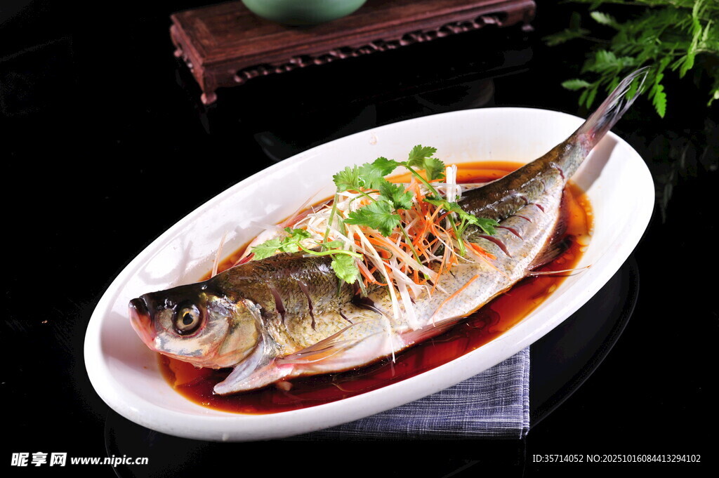 清蒸鱼摆盘中的美味佳肴