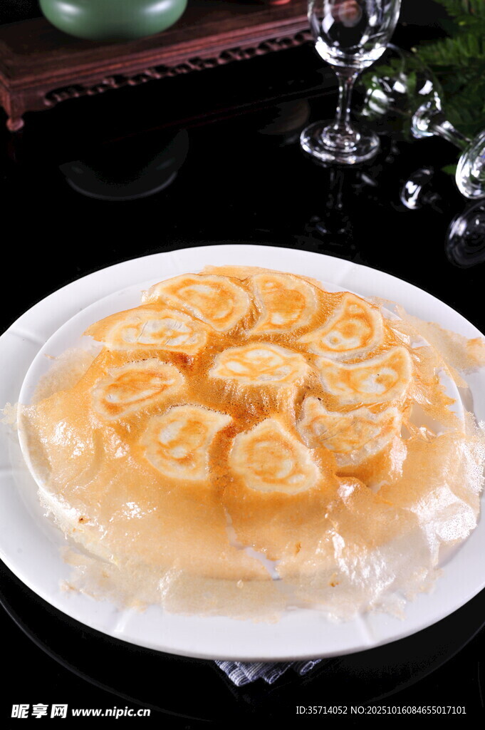 精致桂花糕摆于白盘