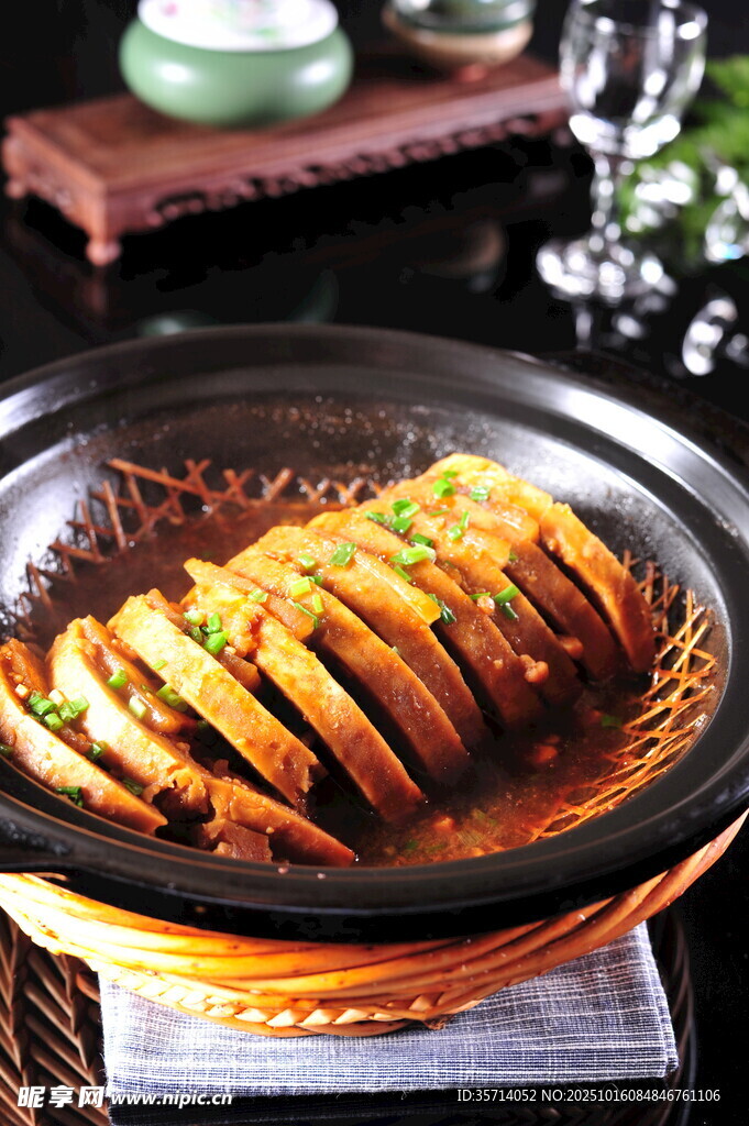 美味扣肉砂锅佳肴