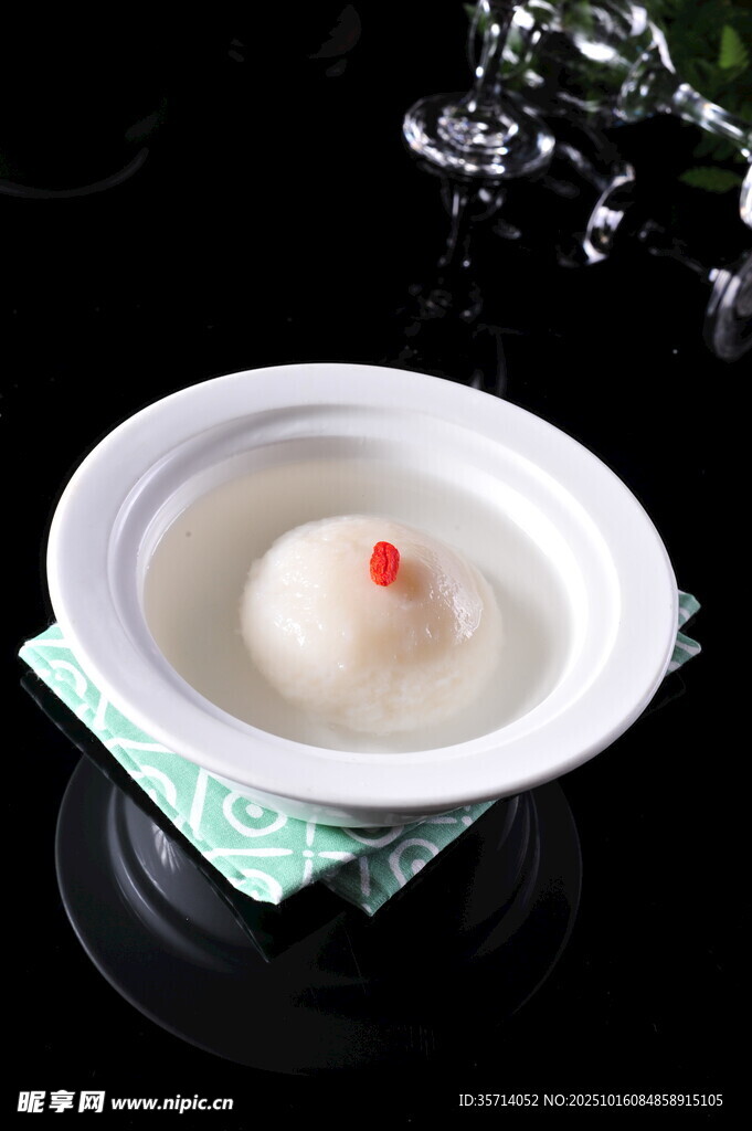 精致白玉蒸蛋配红点缀