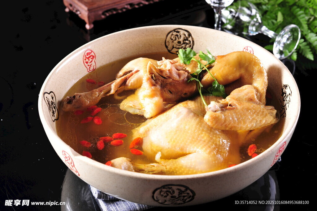 滋补鸡汤营养美味诱人