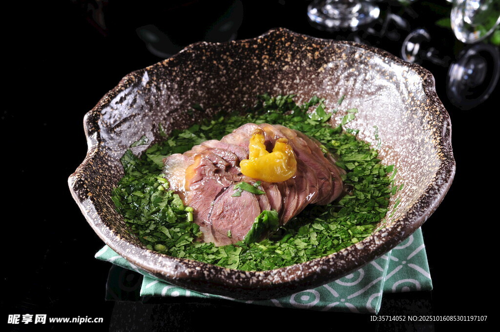 精致日式生肉摆盘料理