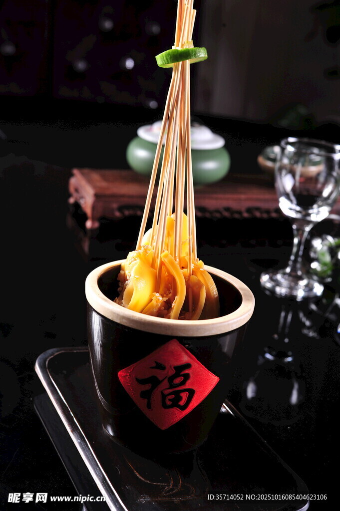 福字碗中悬挂美味炸物
