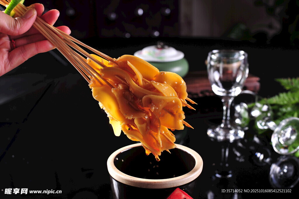 筷子夹起美味的火锅食材