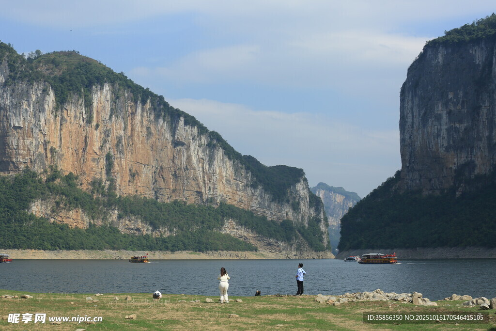 壮丽山水间的休闲场景