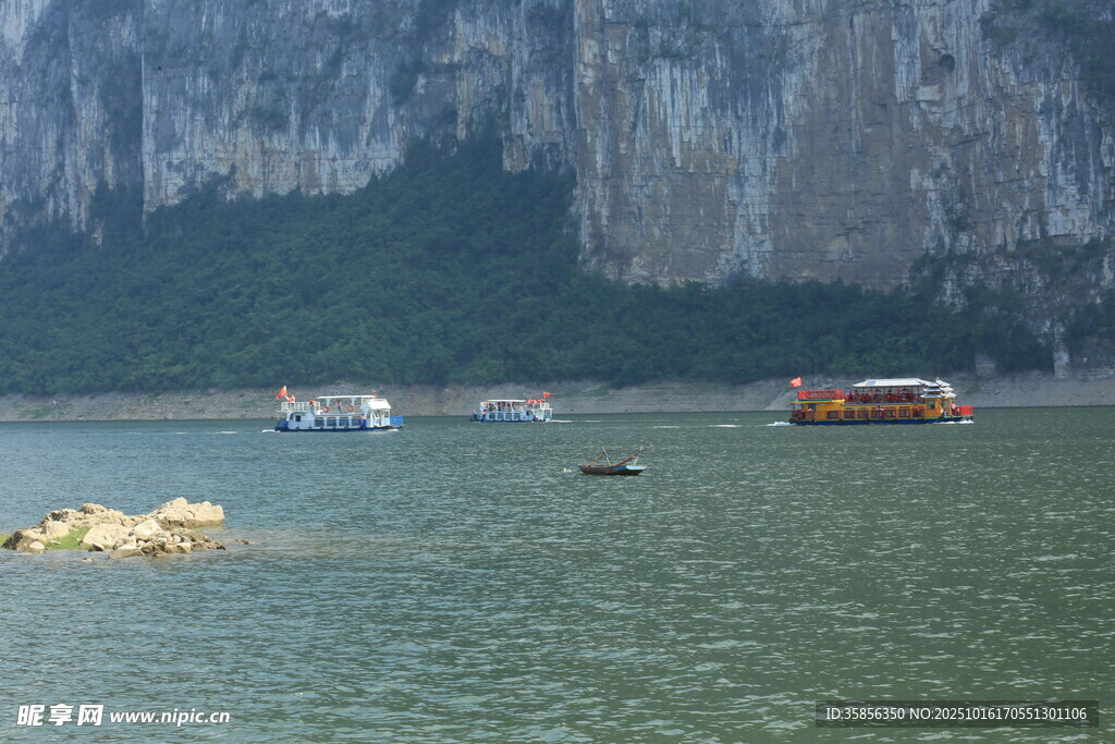 山水间的江上游船景观