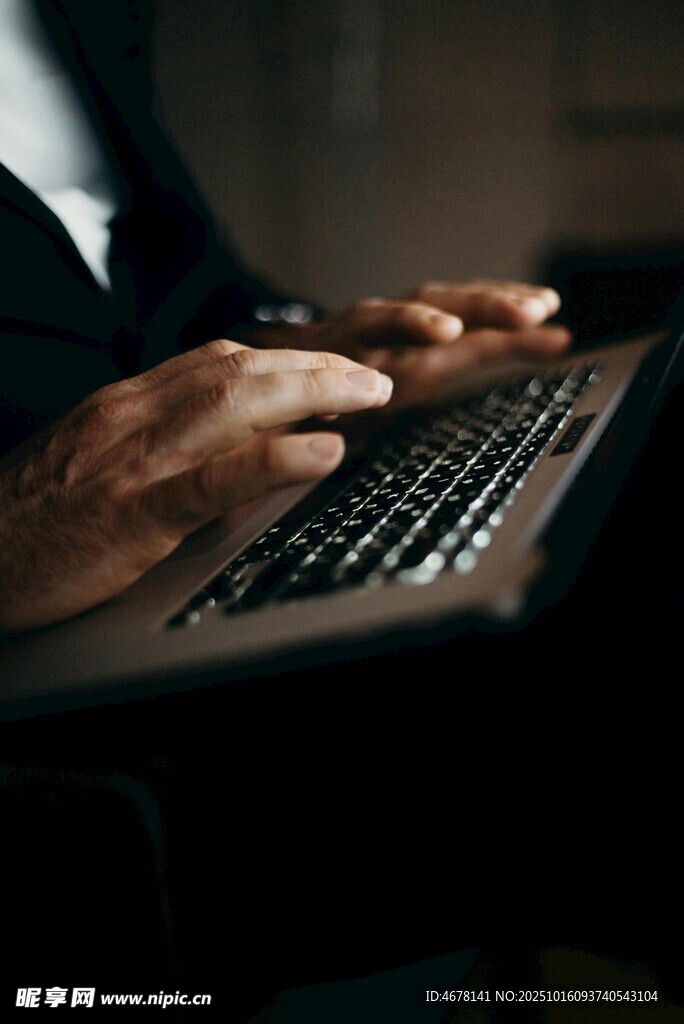 商务人士专注敲击笔记本键盘