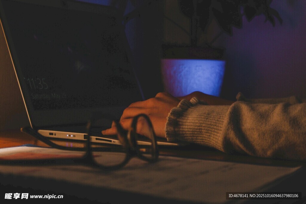 深夜伏案手枕电脑旁