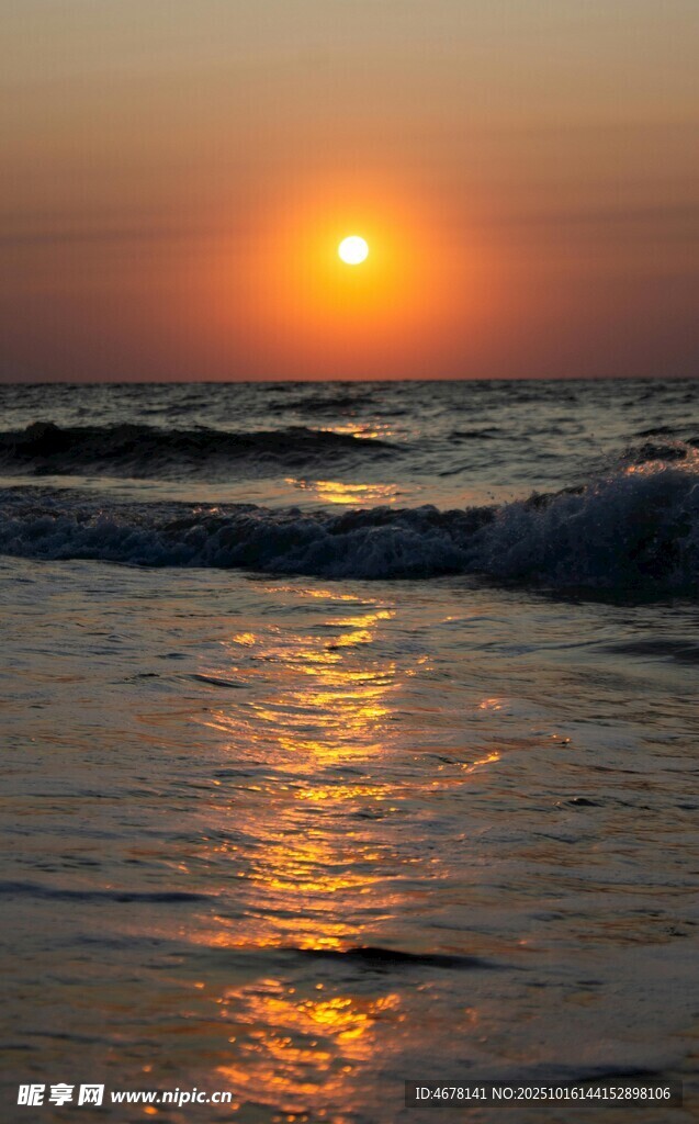夕阳下的海滨美景