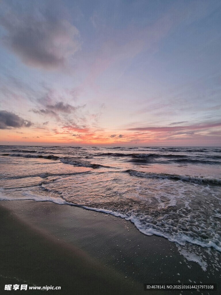 海边日落美景海浪轻拍沙滩