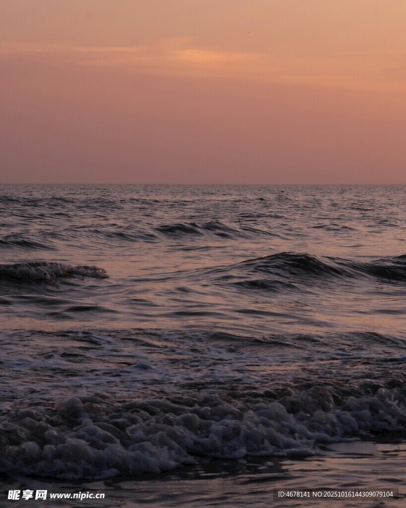 海边日落时的翻涌海浪