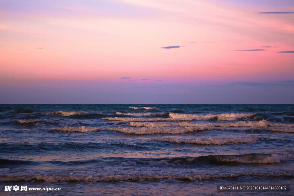 海边粉紫色浪漫日落美景