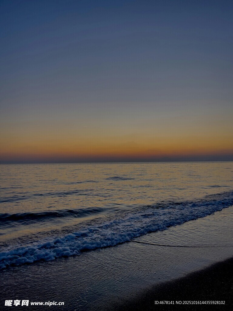海边日落海浪轻拍沙滩