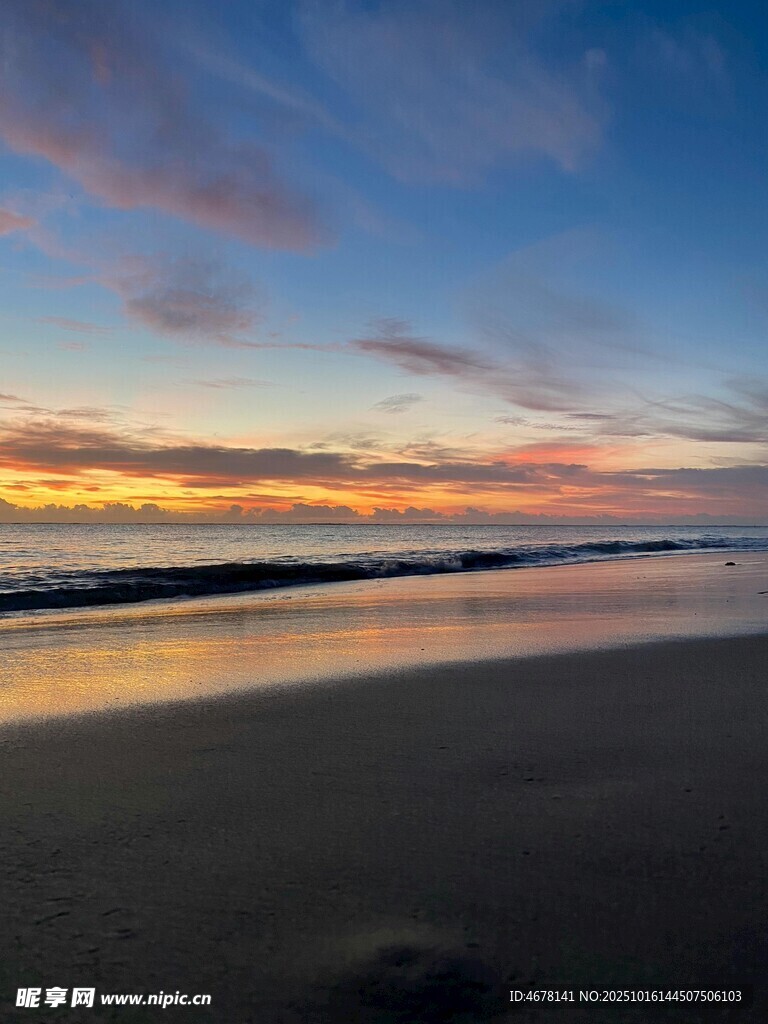 海边日落美景沙滩与霞光
