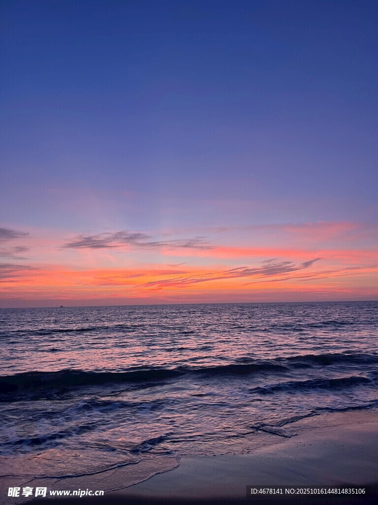 海边绚丽晚霞与翻涌海浪