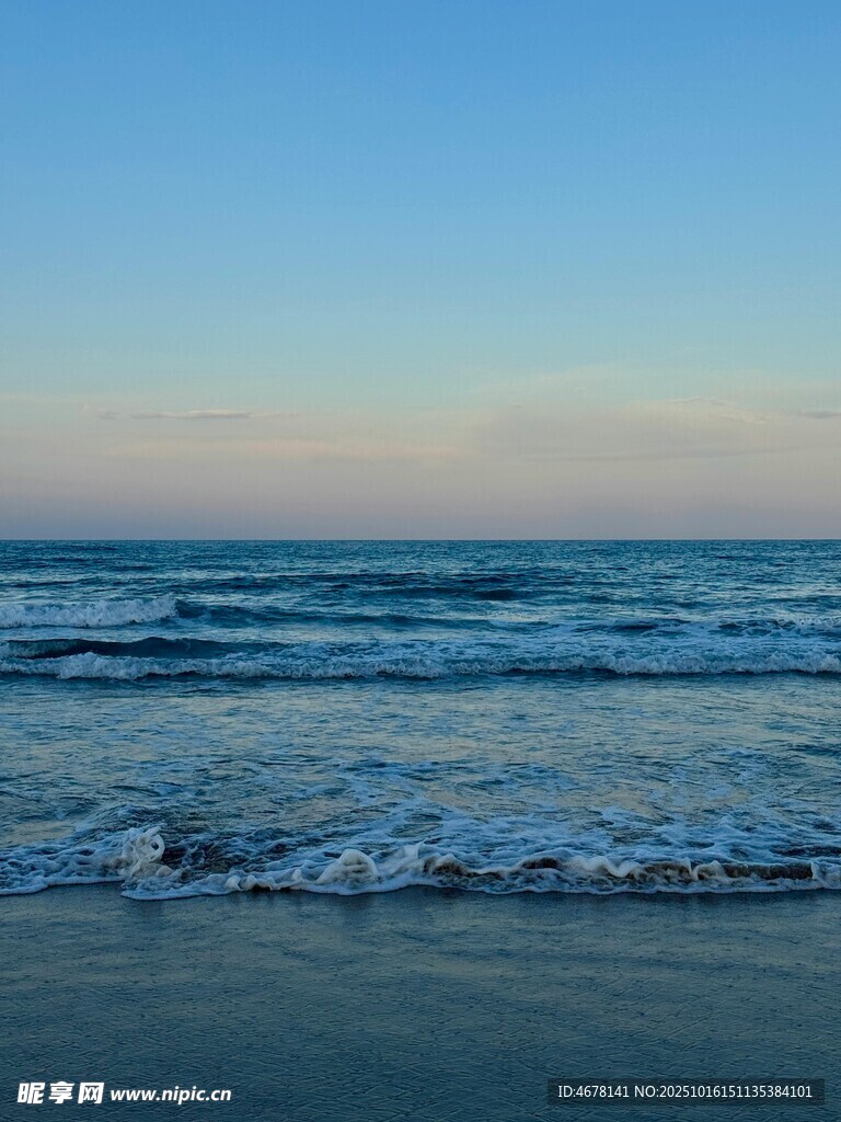 海边日落时分的海浪美景