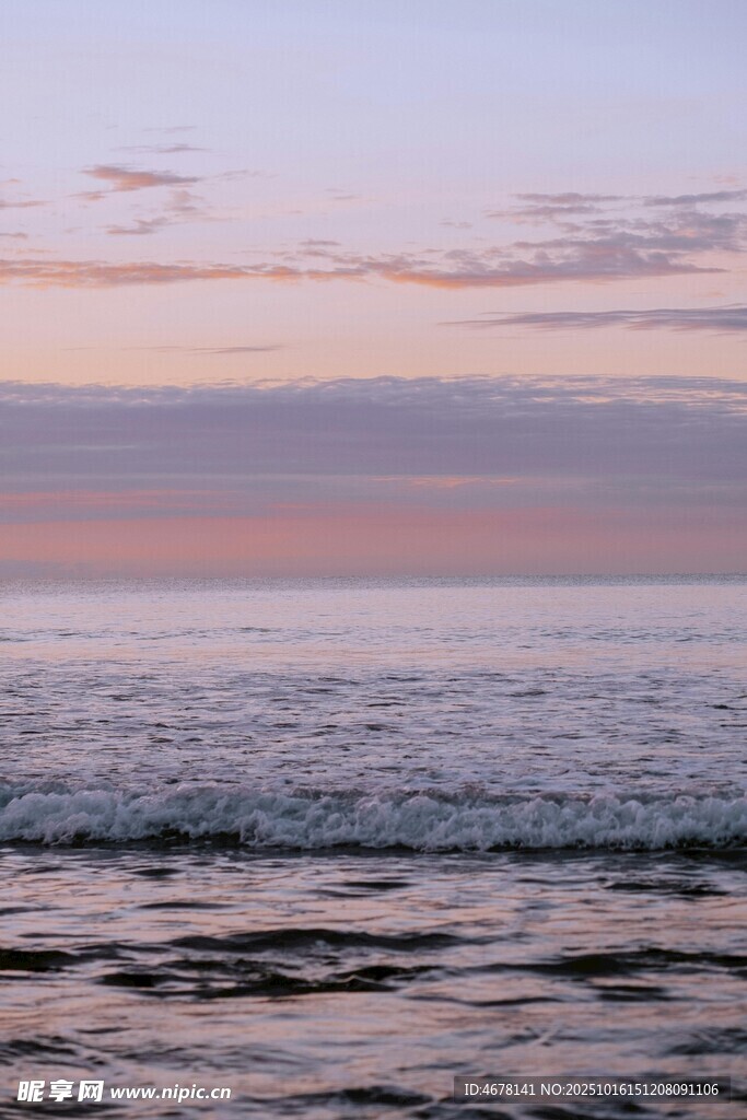海边日落时分的宁静海面