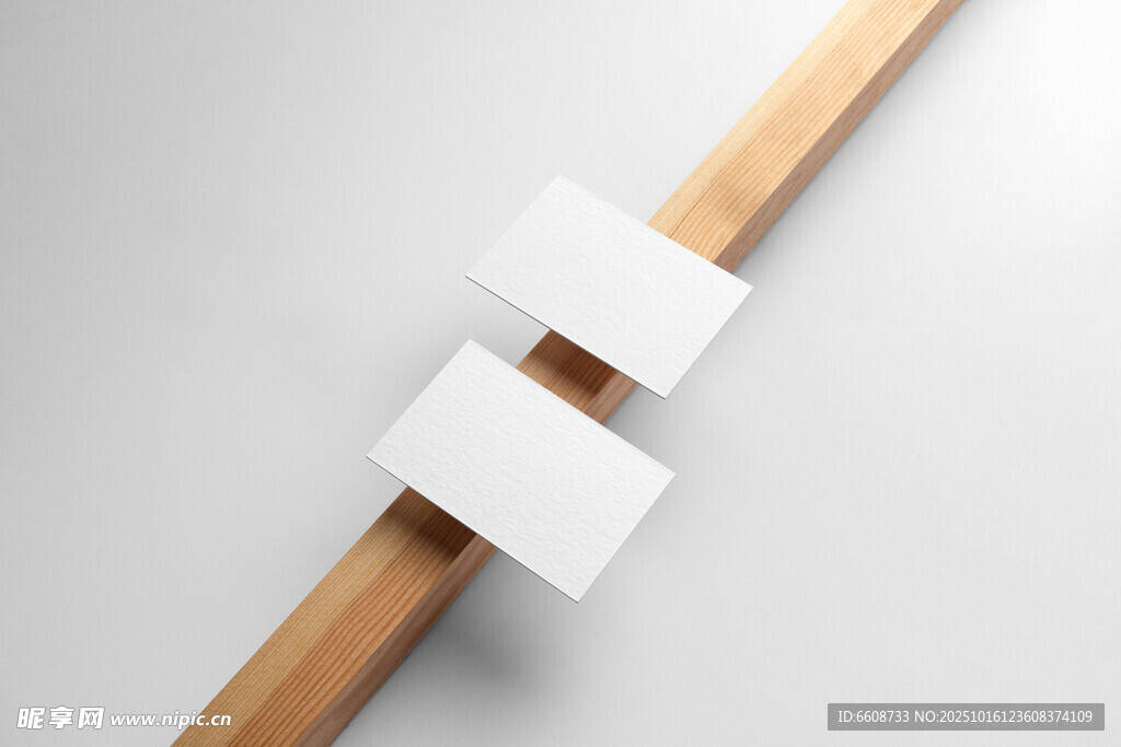 木质背景上的两张白色卡片