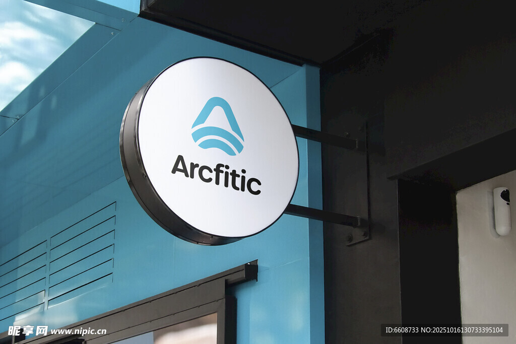 蓝色建筑上的Arctlic标志