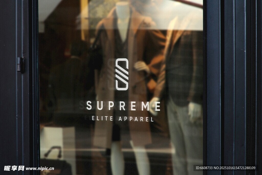 橱窗中的SUPREME品牌展示