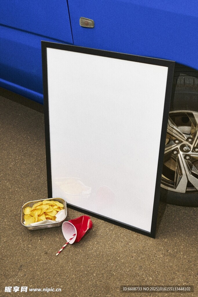 空白画框旁的零食与车辆