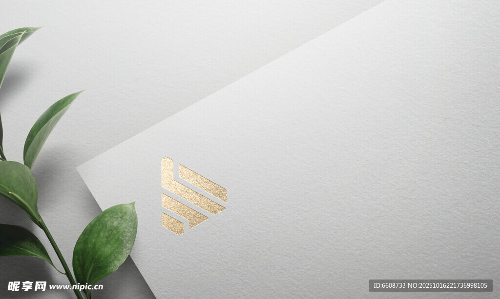 金色三角标志与绿植背景