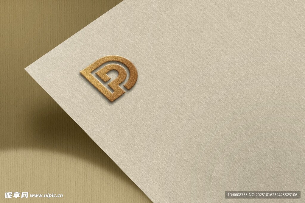 金色字母D标志特写