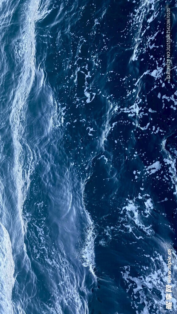蓝色海洋波浪壮观景象