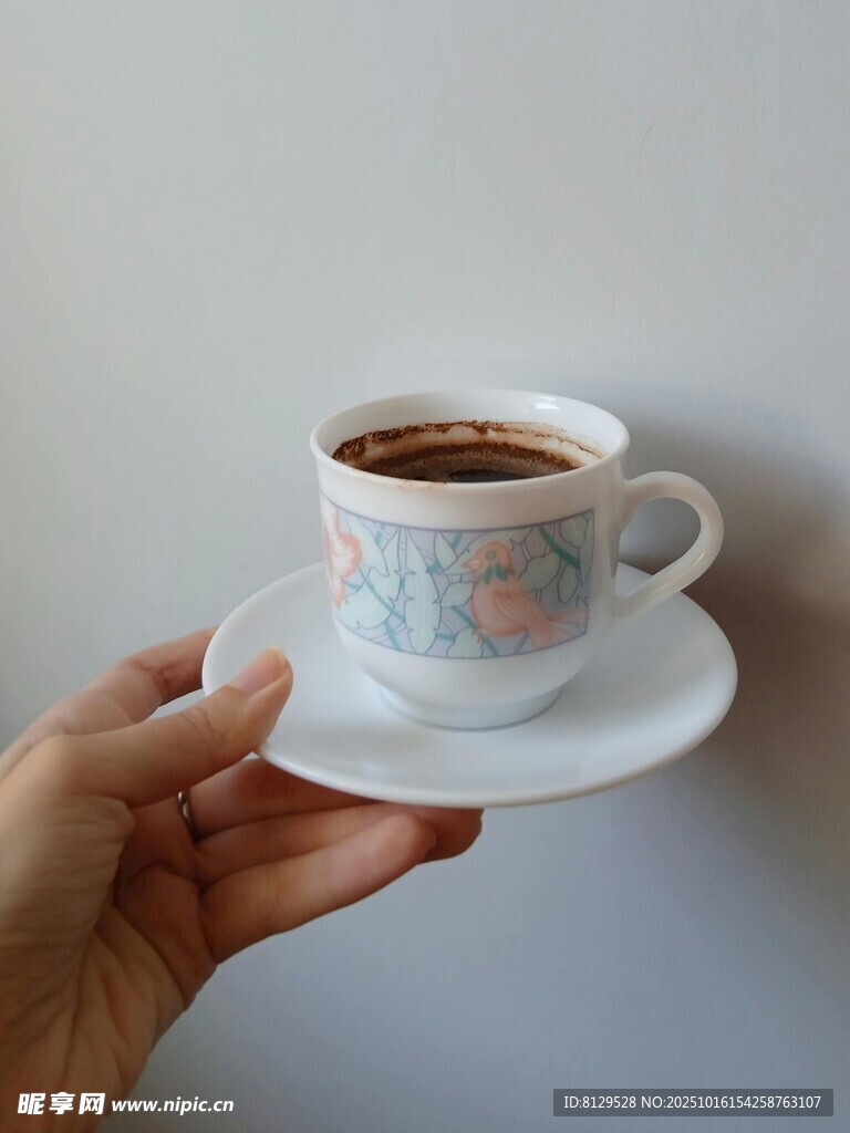 手托精致咖啡杯