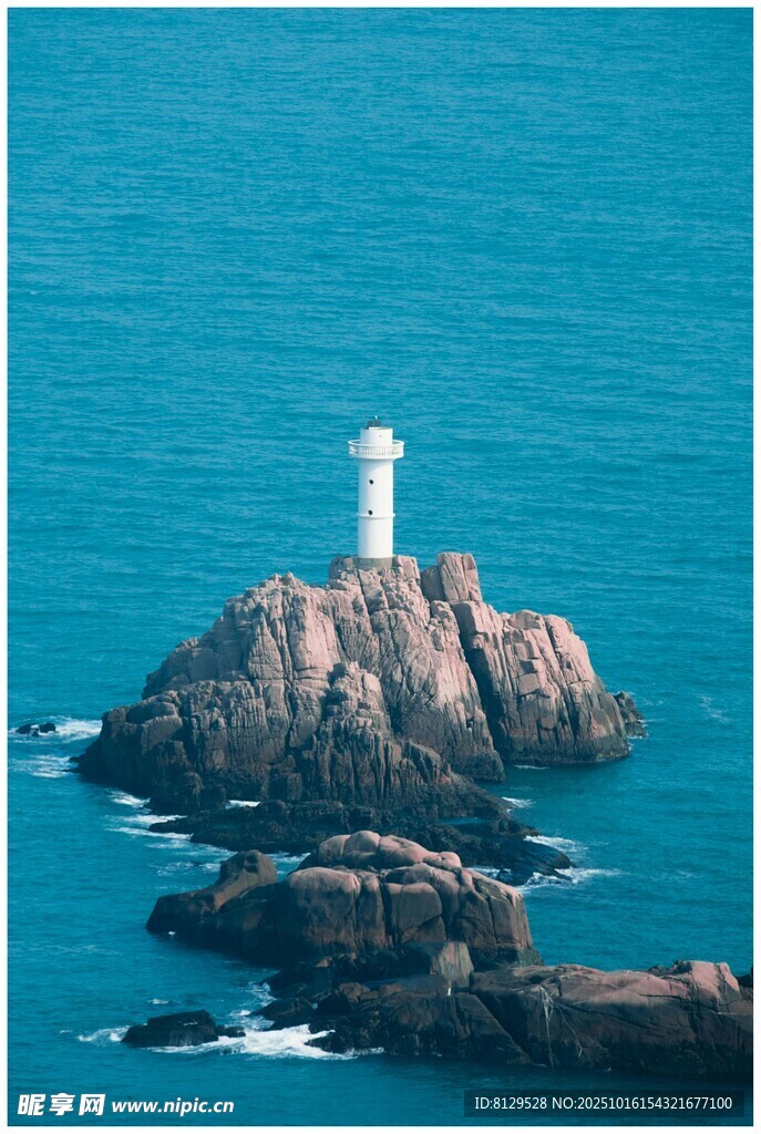 海上孤灯塔蓝洋礁石景