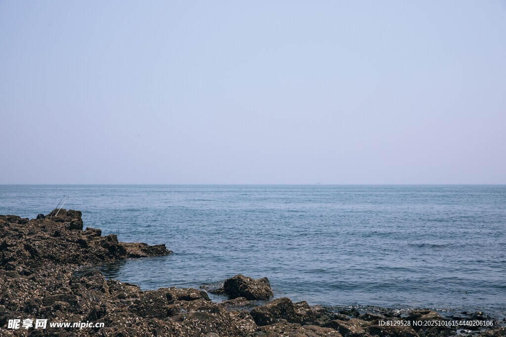 海边岩石与平静海面