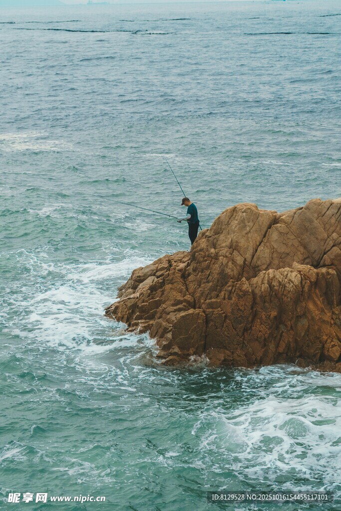 海边孤岩上的伫立者