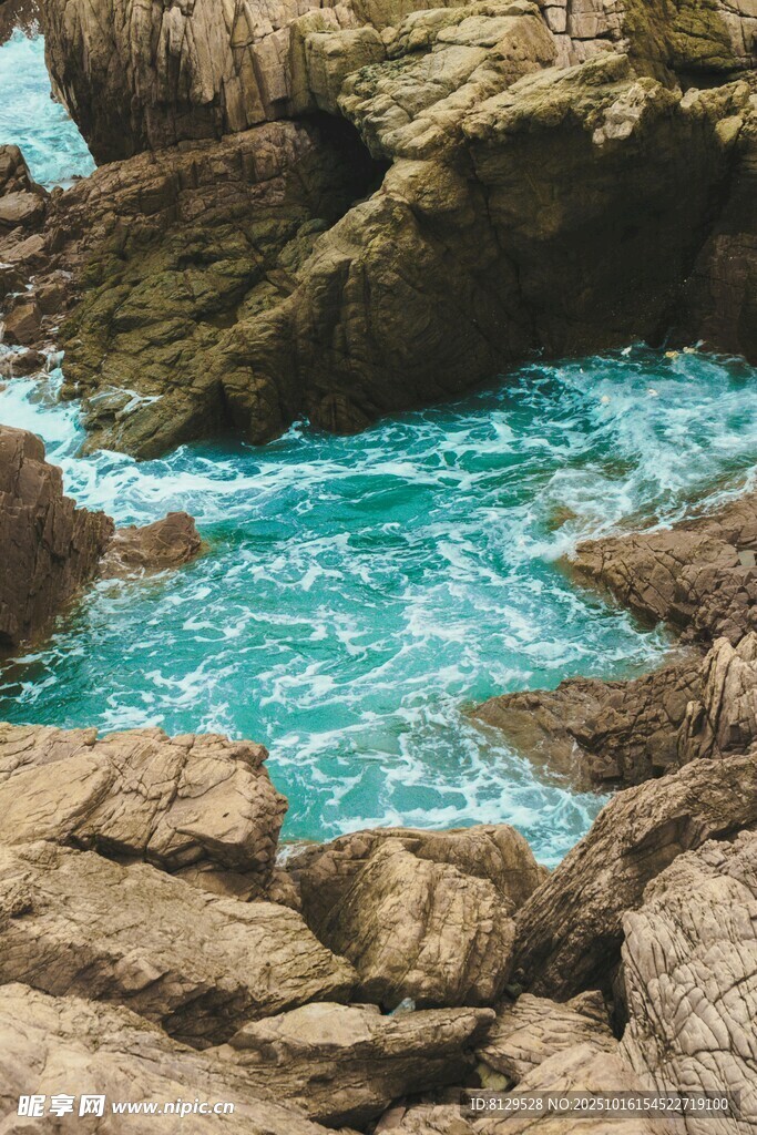 海边礁石间的碧蓝海水