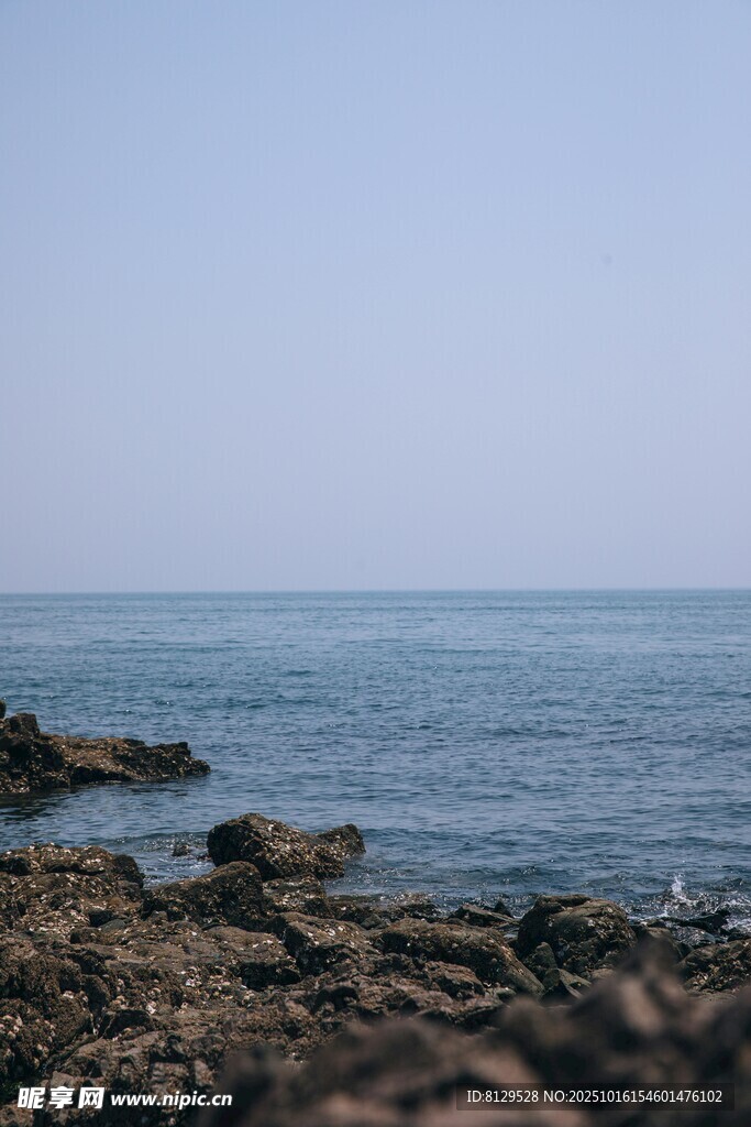 海边礁石静谧海洋风光