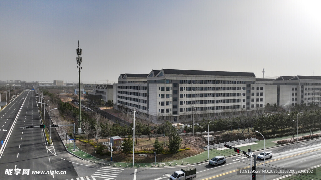 城市道路旁的现代建筑群
