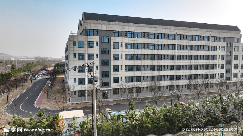 现代多层办公楼外观