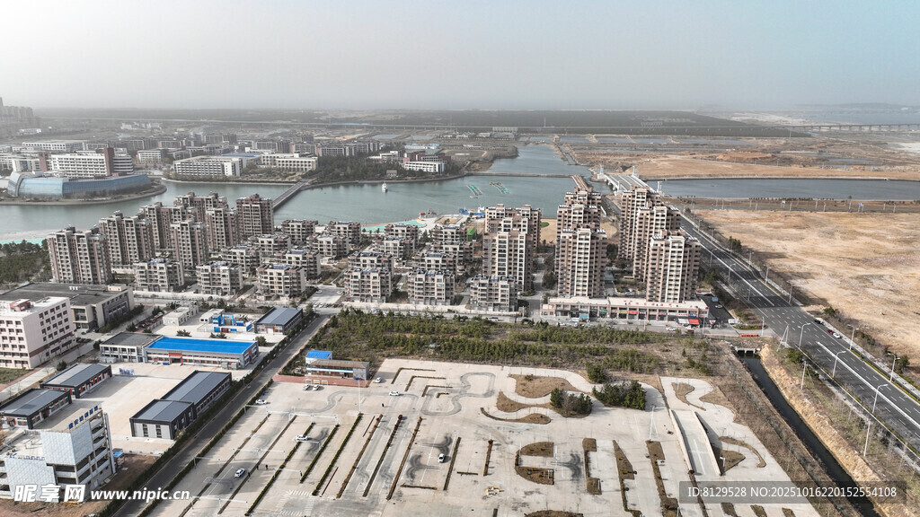 城市建筑群与水域景观