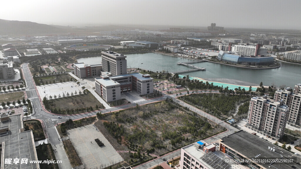 城市河畔建筑俯瞰景观