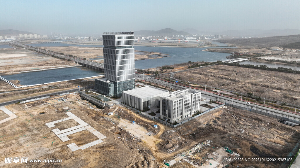 城市在建高楼与周边景观