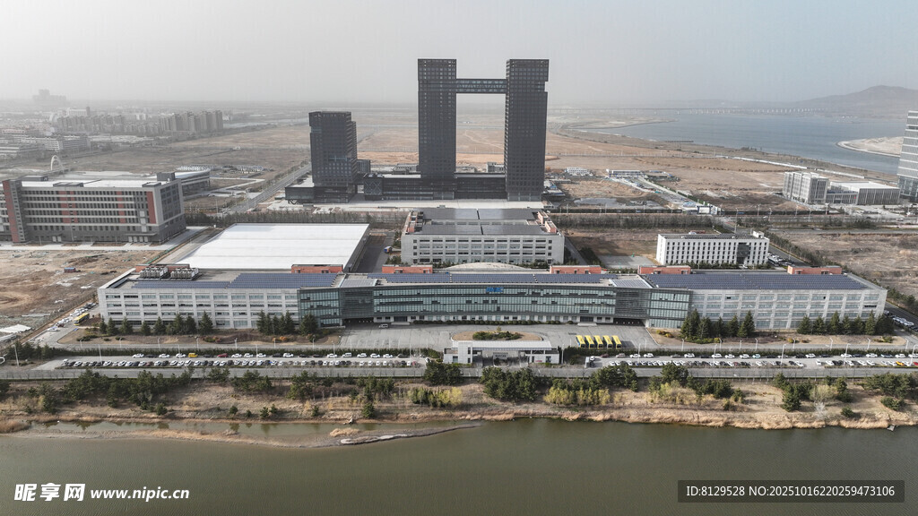 城市滨水建筑群俯瞰图