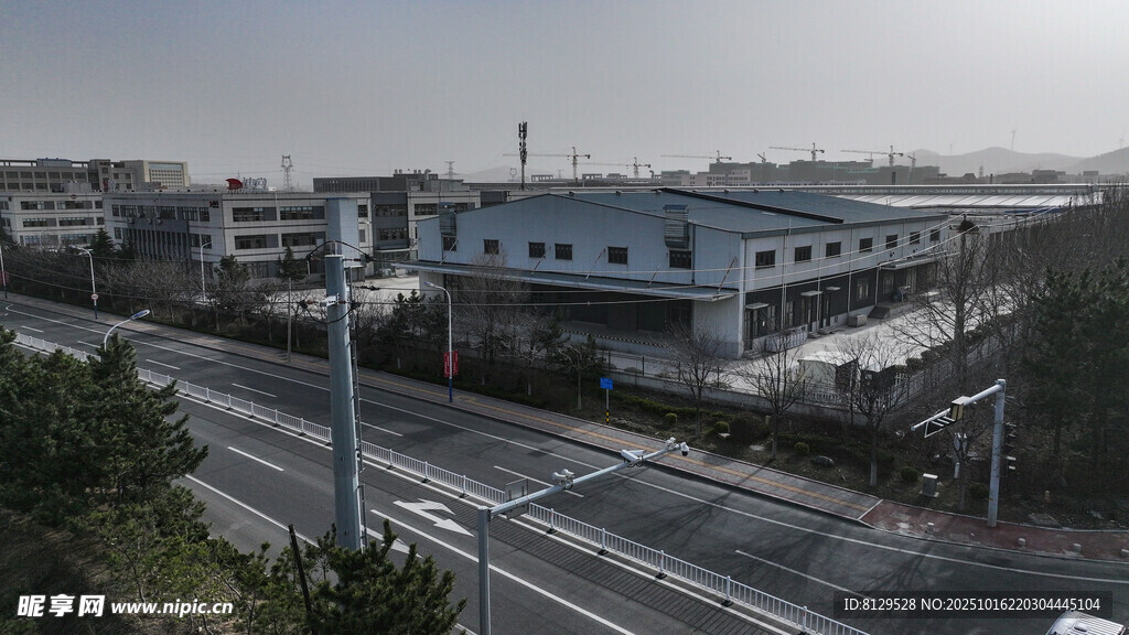 城市街道旁的现代建筑群
