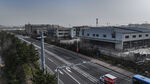 城市道路旁的建筑景观
