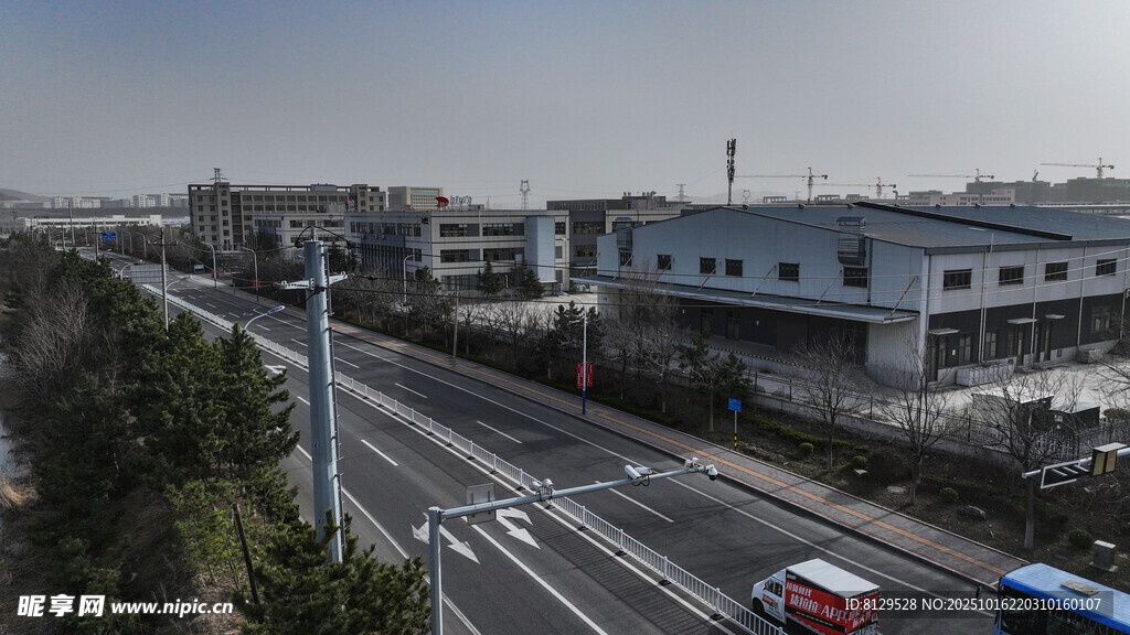 城市道路旁的建筑景观