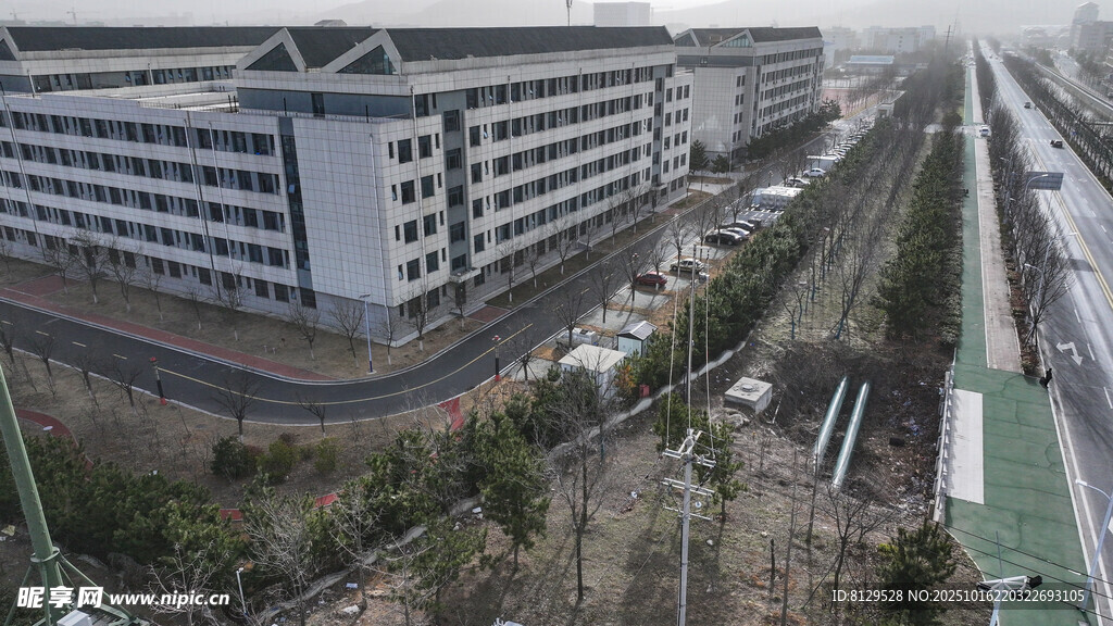 俯瞰现代化工厂与铁路景观